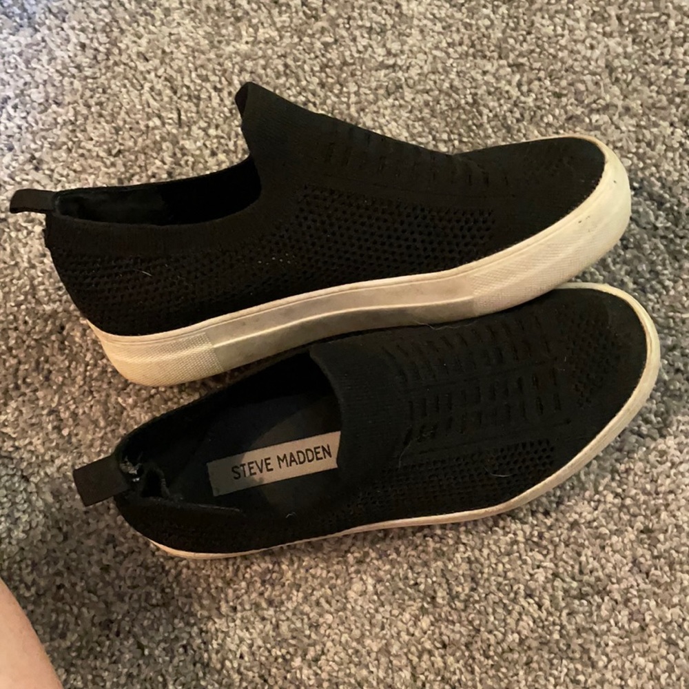 Black Steve Madden Slide On’s!